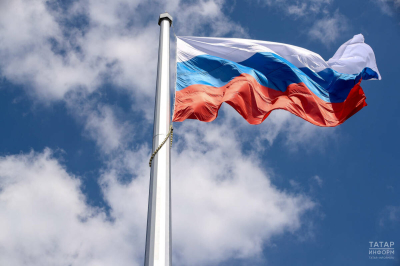 Жена Сафонова соорудила флаг РФ из французских флажков после победы &laquo;ПСЖ&raquo;