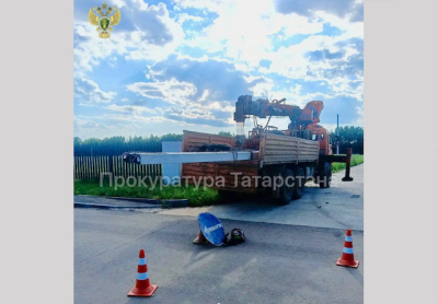 В Татарстане 15-летний подросток погиб, врезавшись на самокате в столбы из кузова грузовика