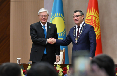 Глава государства наградил Президента Кыргызской Республики Садыра Жапарова орденом &laquo;Алтын Қыран&raquo;