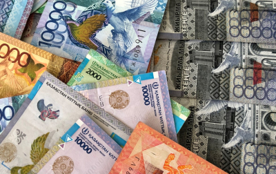 Валютный прогноз: курс тенге растёт, но поддержка нефти слабеет