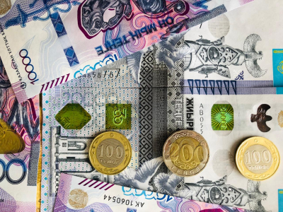 Тенге вытесняет инвалюты в депозитах населения: доля национальной валюты выросла до рекордных 82%