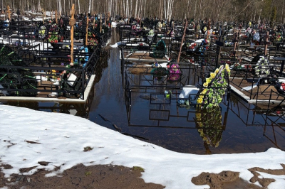 Власти Кирова пообещали очистить ливневки на ушедшем под воду кладбище