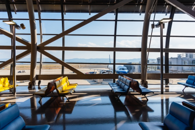 Порезавший себя пассажир 4 часа сидел в аэропорту Алматы