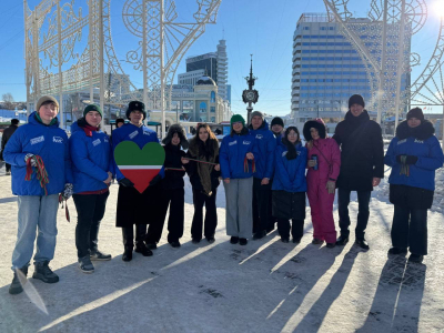 Молодогвардейцы раздали в Казани 5 тысяч флажков с гербом Татарстана