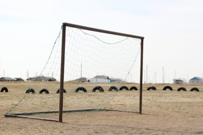 В Павлодарской области на ребенка упали футбольные ворота