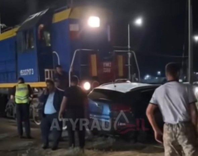 В Атырау на ж.-д. переезде авто столкнулось с тепловозом