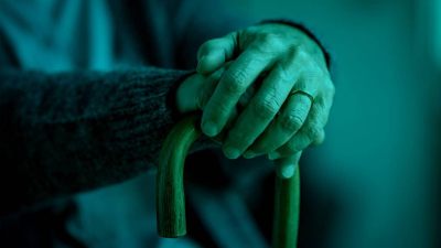 Пожилая россиянка упала с балкона на автомобиль и осталась в живых