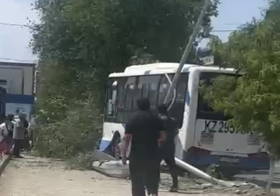 В Кульсары автобус врезался в опору: пострадали дети