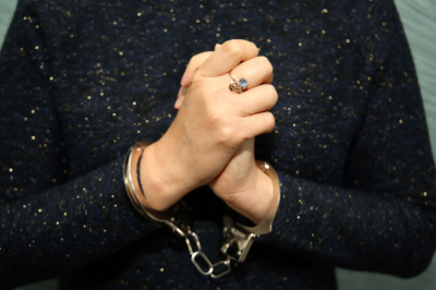 Обманула десятки людей: алматинку подозревают в серии афер