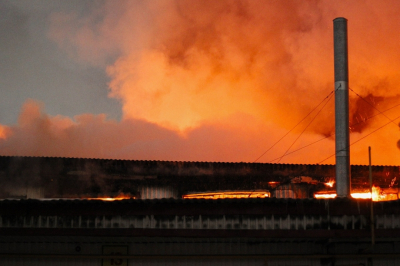 В Замелекесье возле заправки вспыхнул пожар &ndash; горели покрышки