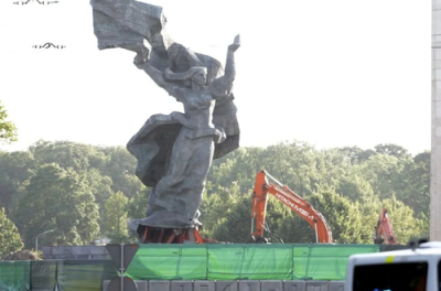 &laquo;Люди его растерзали бы&raquo;: как в Латвии сносили памятник Освободителям Риги