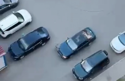 Водитель протаранил авто во дворе Астаны и скрылся (ВИДЕО)