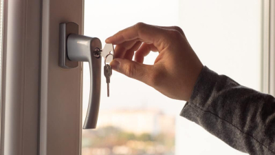 Застройщиков в Казахстане обяжут устанавливать замки на окнах против выпадения детей