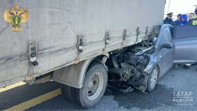 Появились фото с места страшного ДТП с четырьмя погибшими на трассе в Татарстане