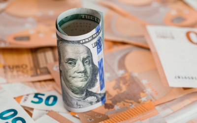 Доллар завершает октябрь с ростом на 2% &mdash; евро теряет позиции