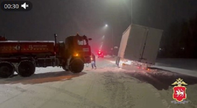 На трассе в Татарстане госавтоинспекторы помогли вызволить из снега КАМАЗ