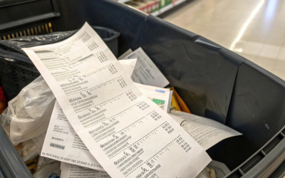 Почему казахстанцам нельзя выбрасывать чеки из магазина